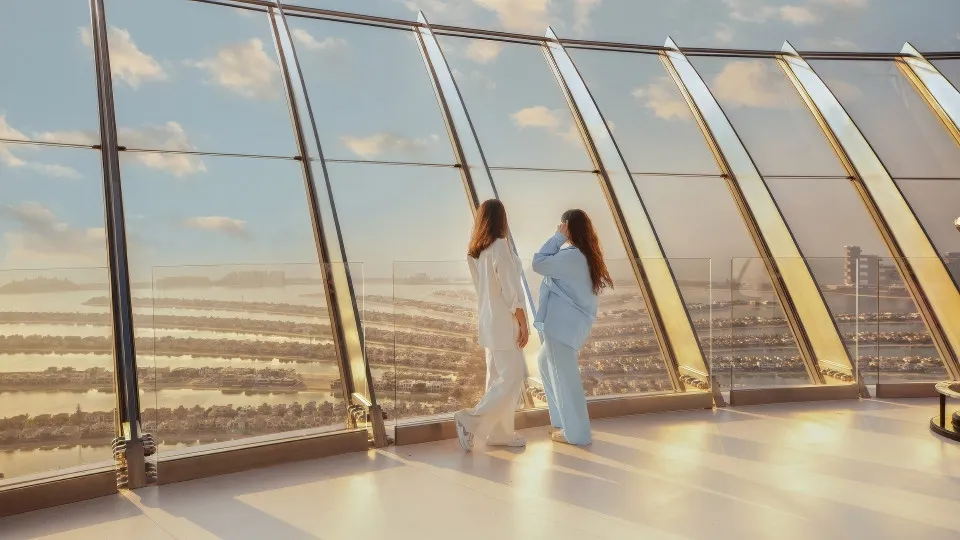 “ذا فيو” + مشهد شروق الشمس المذهل من أعلى البرج في نخلة جميرا - Image 1